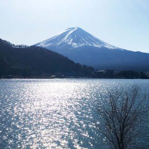 雪化粧した富士山と河口湖