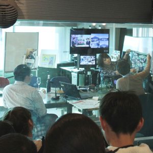 社会科見学の小学生と