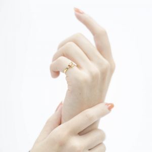 小指にさりげなくピンキーリング